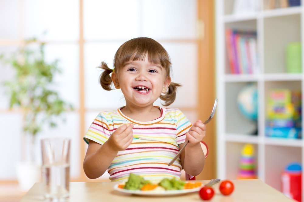 В каком возрасте учить детей правилам поведения во время еды?